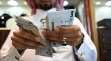 تباين أسعار الريال السعودي والعملات العربية والأجنبية أمام الجنيه المصري اليوم